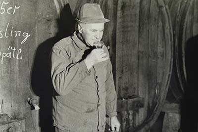 Wilhelm Jung bei der Fassprobe füllt erste Weinflaschen ab