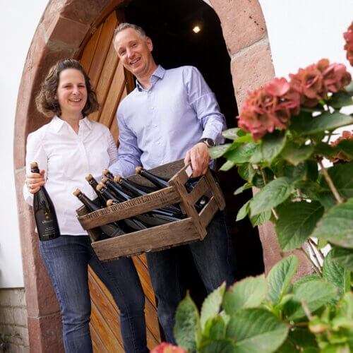 Barbara Roth und Thorsten Ochocki begruesen Sie im Weingut Wilhelmshof in Siebeldingen, Pfalz